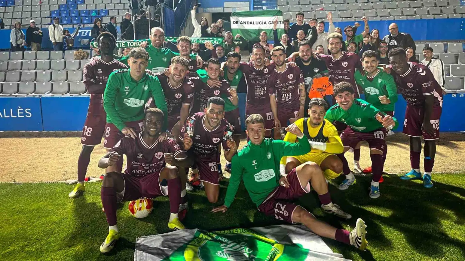Celebracion-del-Antequera-CF-con-los-aficionados-desplazados-a-Sabadell-