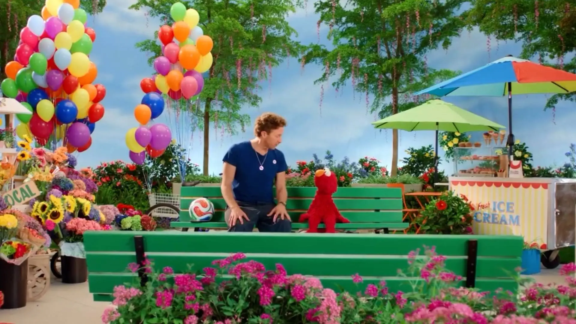 Chris-Martin-y-Elmo-de-Barrio-Sesamo-anunciando-las-actuaciones-de-la-final-del-Mundial