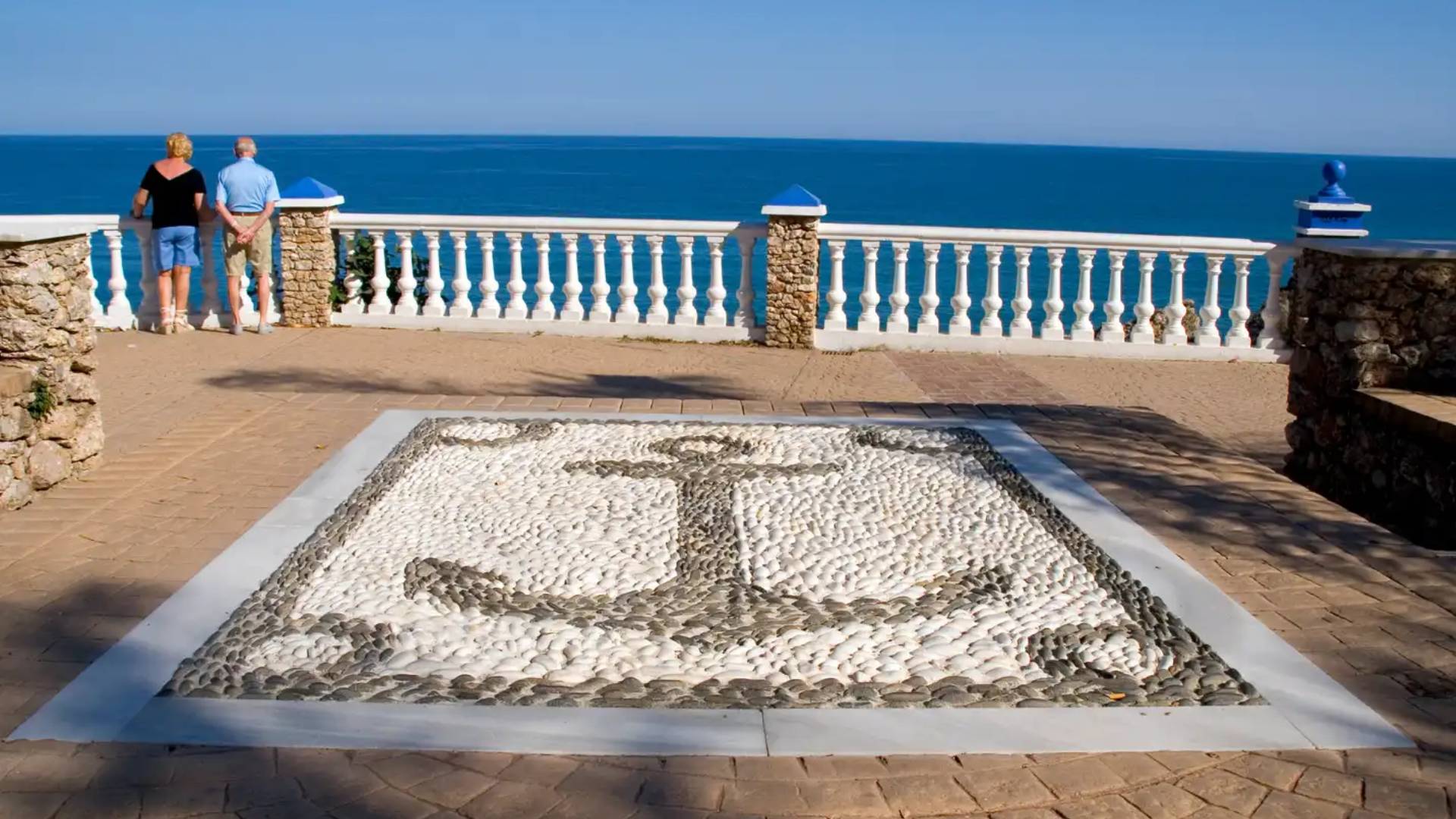 Rescatan a un hombre tras caer tres metros desde un mirador en Nerja