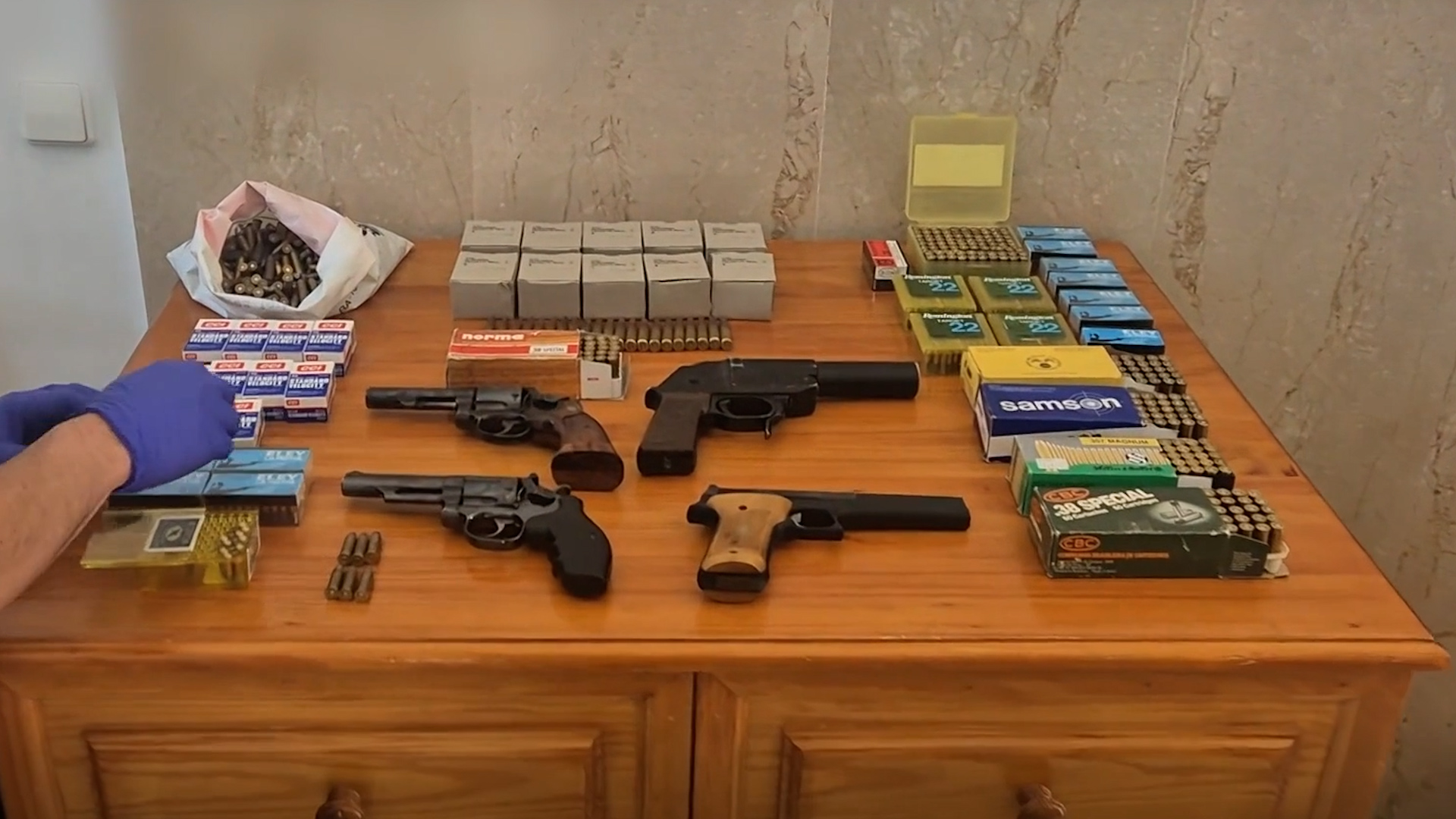 Un aviso desde Singapur de una emergencia médica descubre un arsenal ilegal en casa de un británico en Alhaurín el Grande