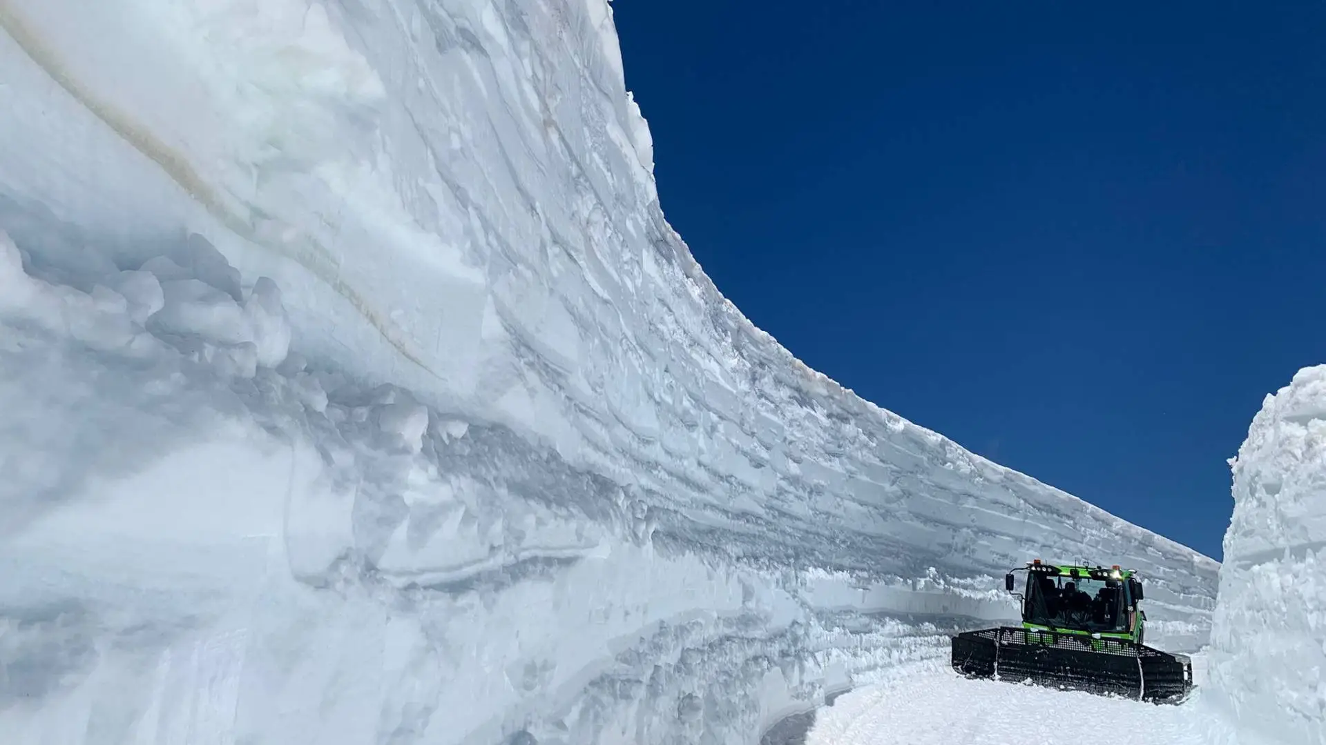 maquinistas-sierra-nevada-muros-nieve-carretera-veleta-sierra-nevada