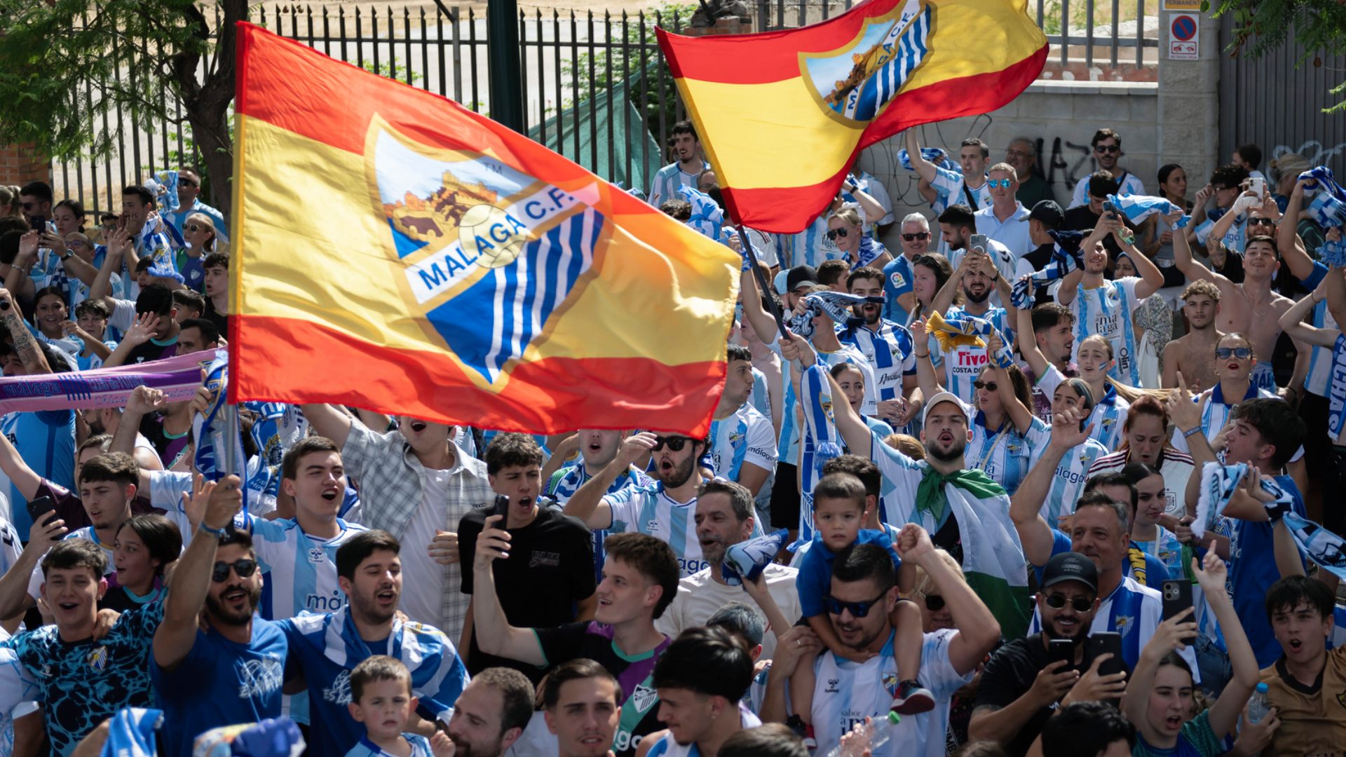 Afición del Málaga en la rúa