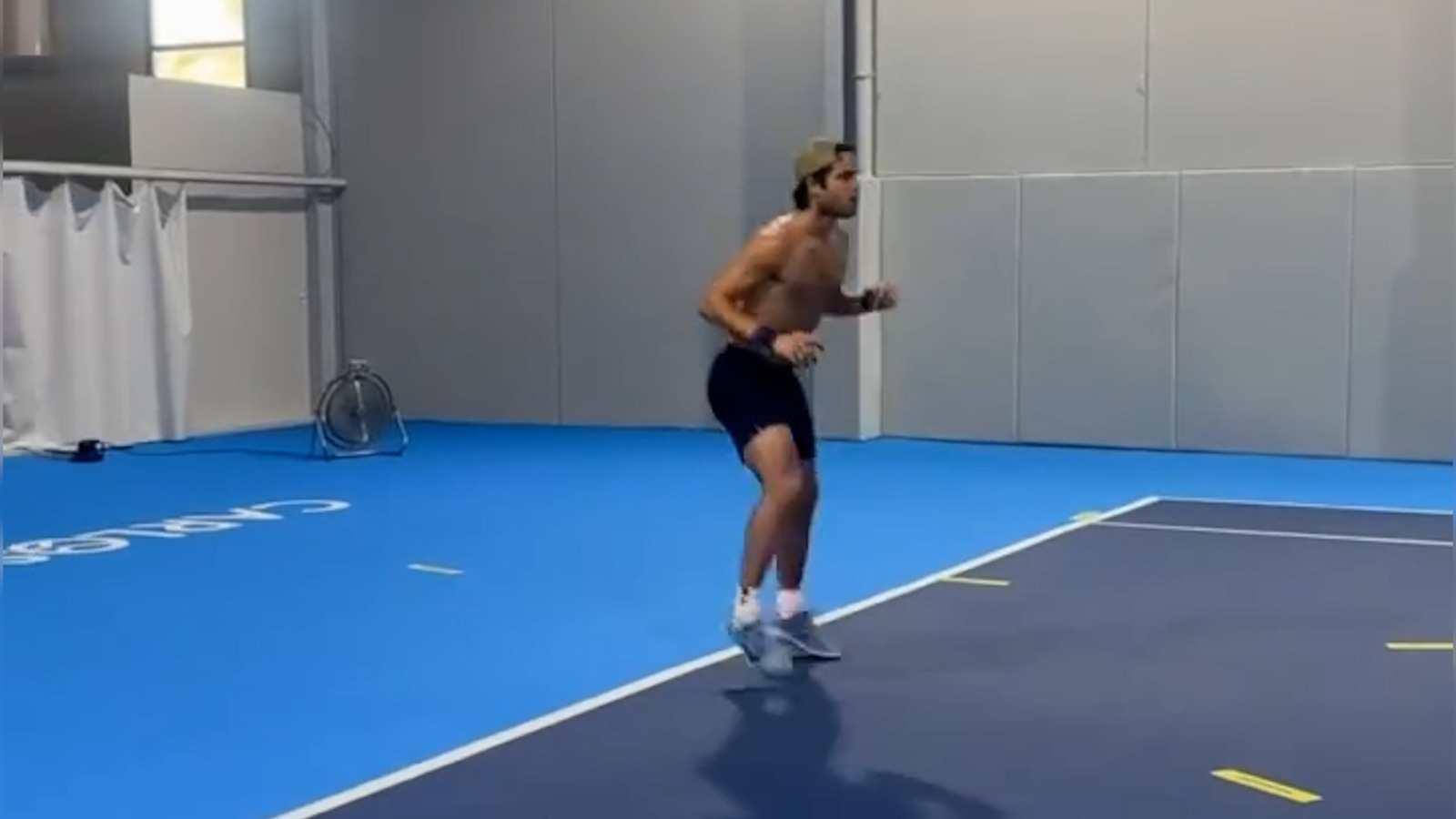 Carlos Alcaraz entrena