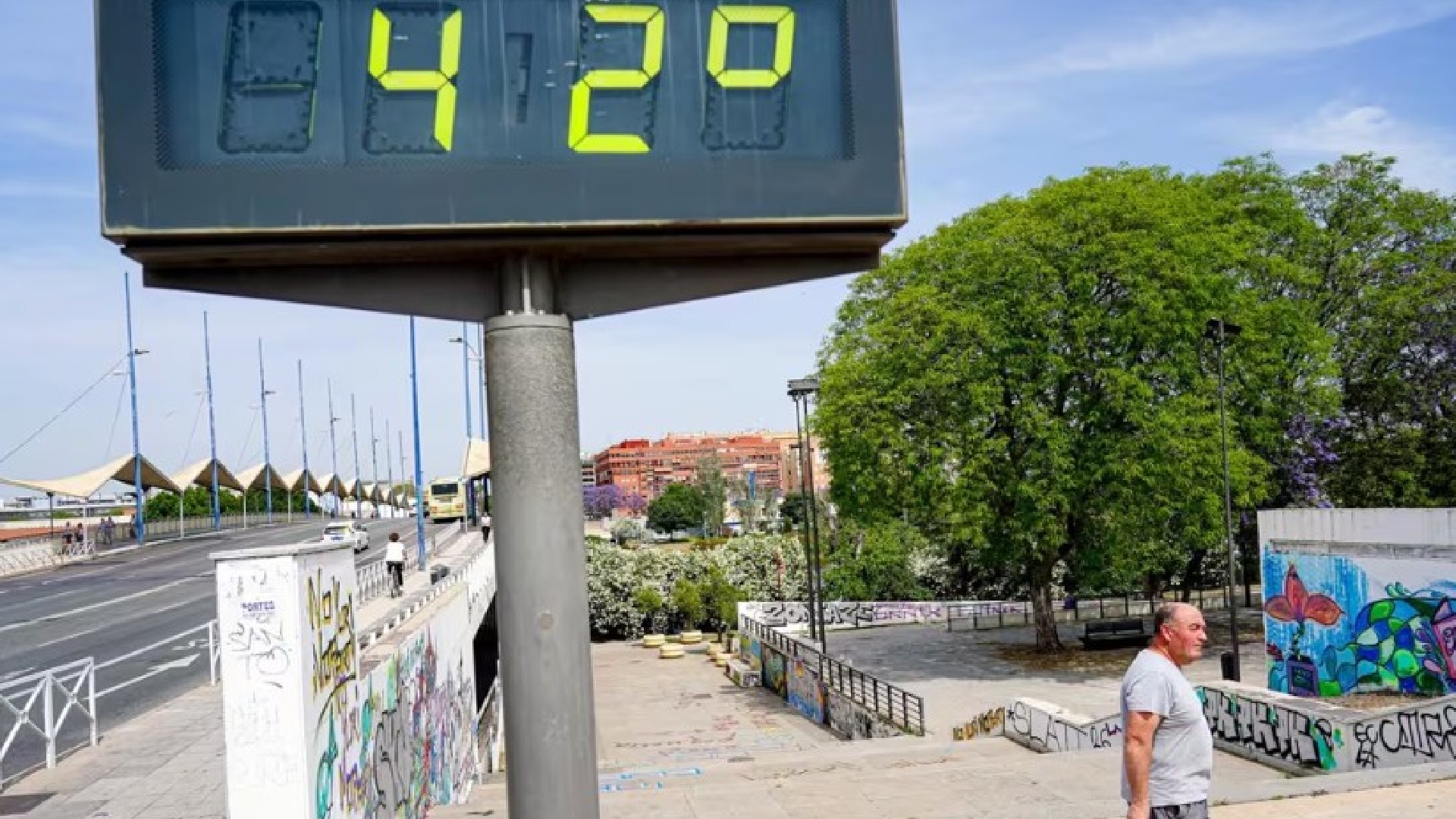 Primera-ola-de-calor-en-Andalucia-a-la-vista-hasta-42-grados-y-noches-sofocantes-el-fin-de-semana