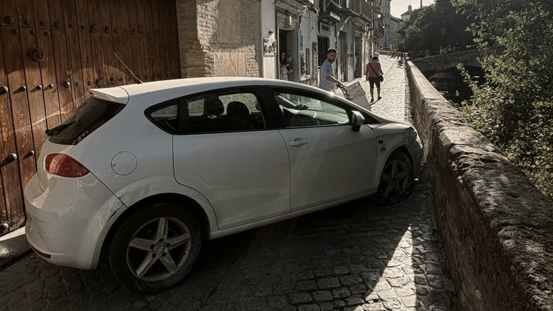 Persecución a todo gas: un preso de permiso se estrella en la Carrera del Darro