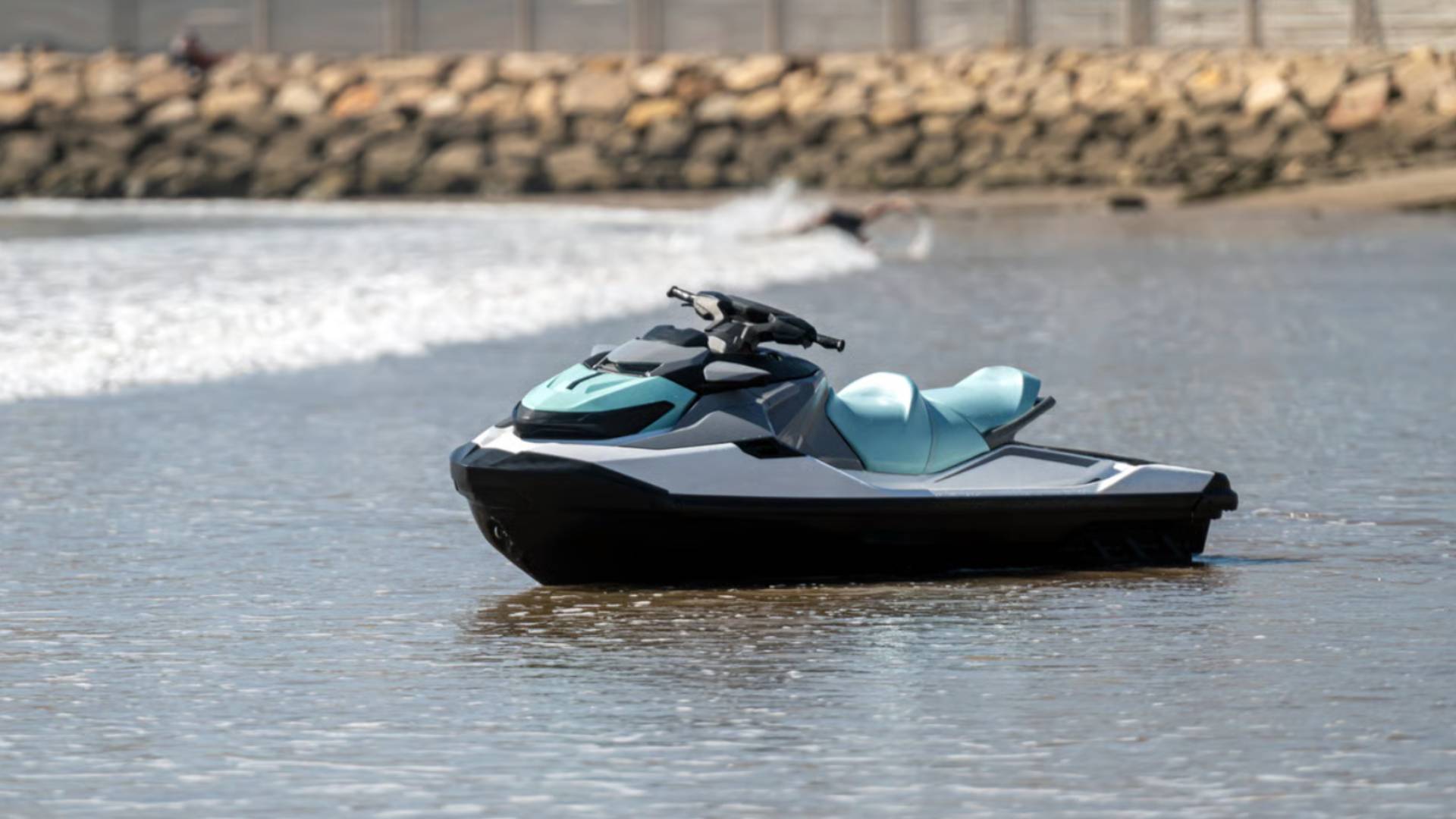 Muere un hombre 30 años en Fuengirola al chocar su moto de agua con un barco turístico