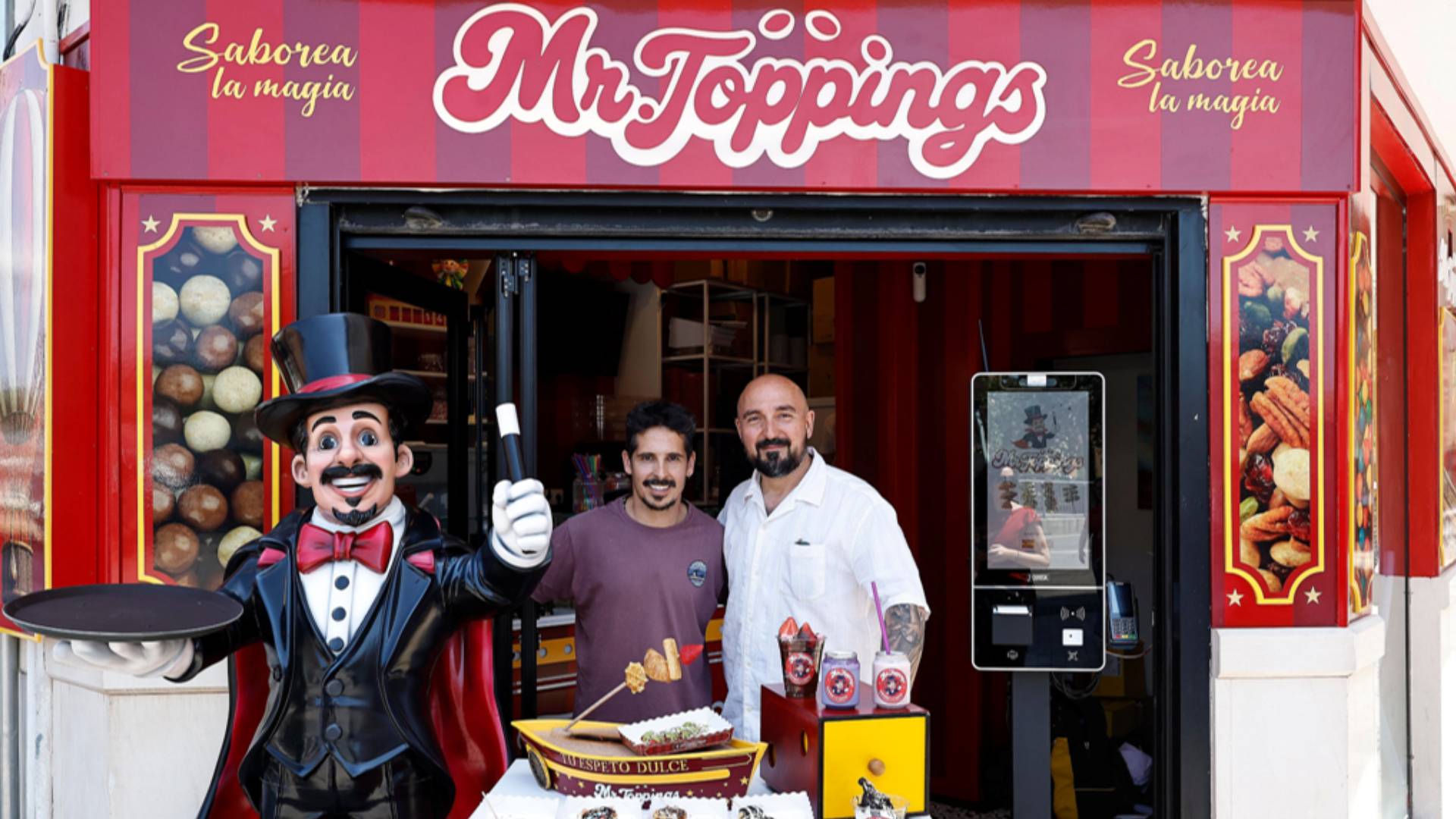 Mr. Toppings abre este sábado en el centro de Málaga con sus espetos dulces como reclamo
