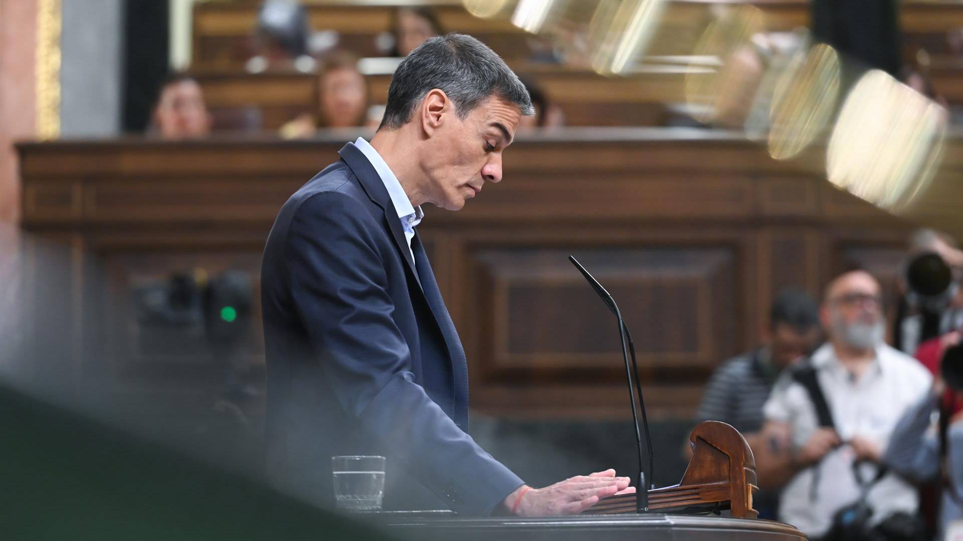 Sánchez niega saber nada de la corrupción, defiende a su familia y acusa a la oposición de fabricar un escándalo falso