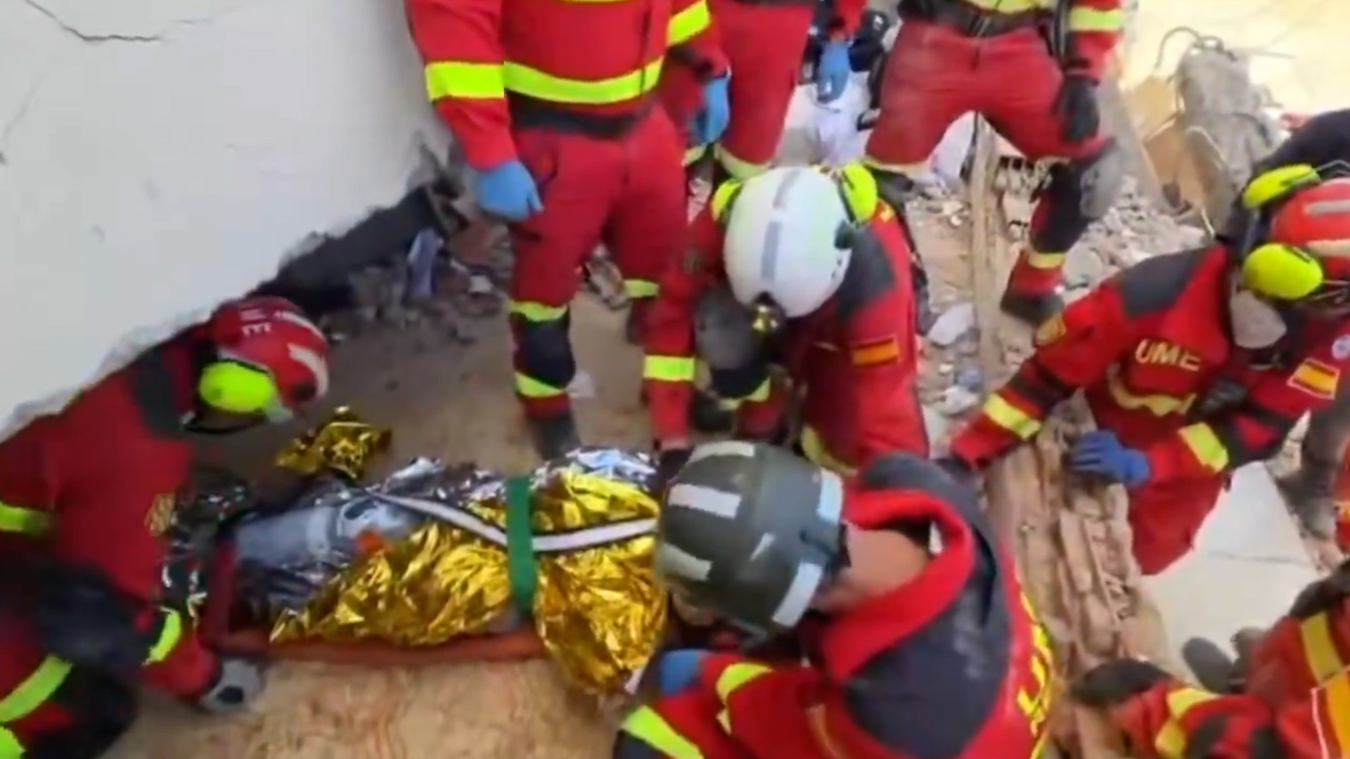 La UME rescata con vida a un superviviente atrapado 72 horas bajo los escombros del terremoto en Venezuela