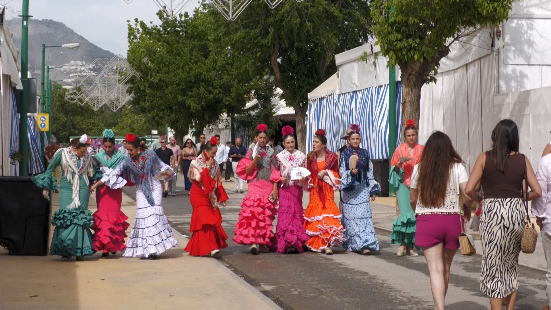 Vestidos de gitana para llenar la feria de Granada de arte, color y tradición