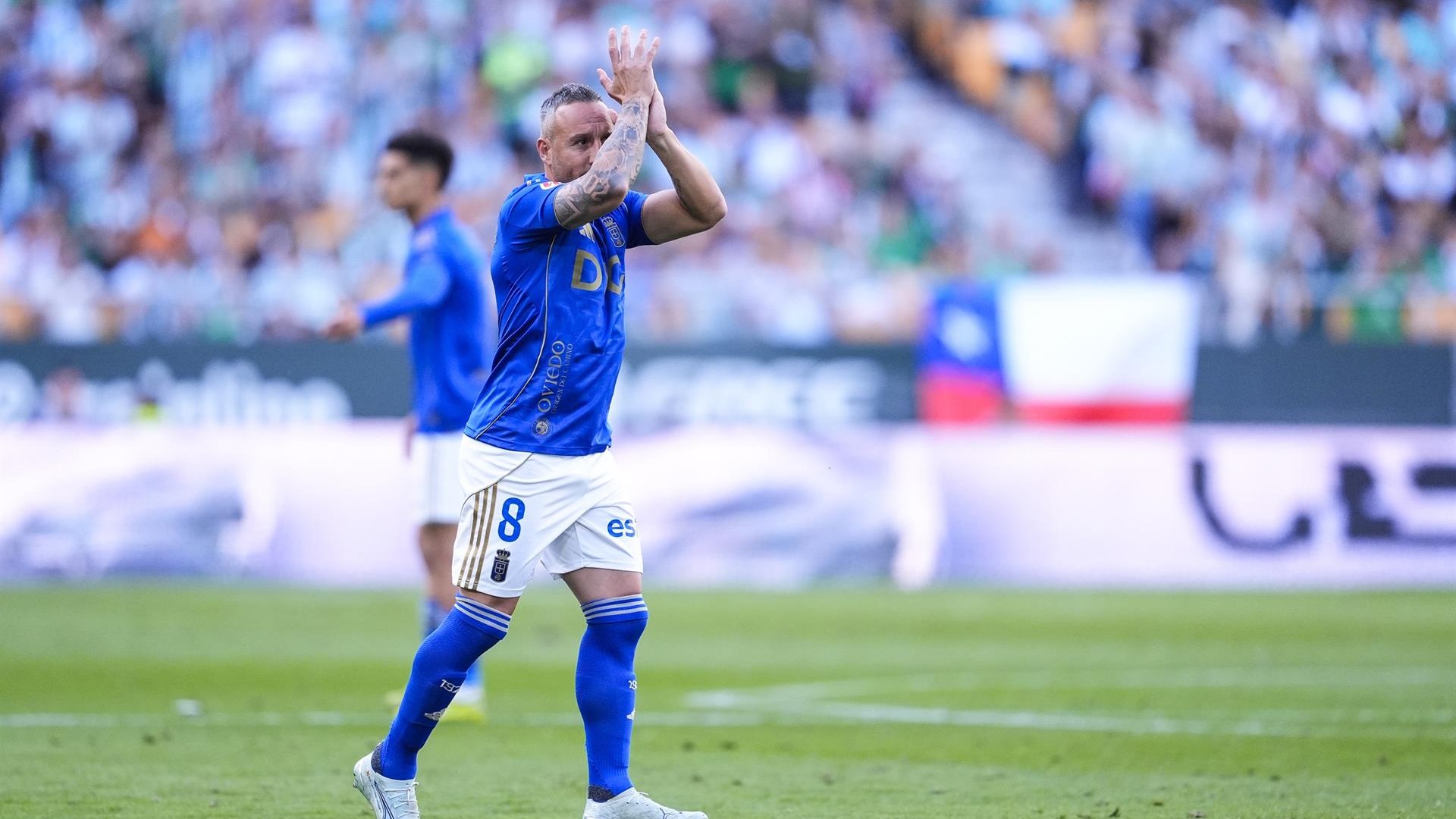 Cazorla aplaude a su afición antes de retirarse