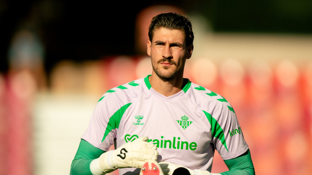Diego Conde dura media hora en su debut como titular con el Betis: pendiente de pruebas en el hombro