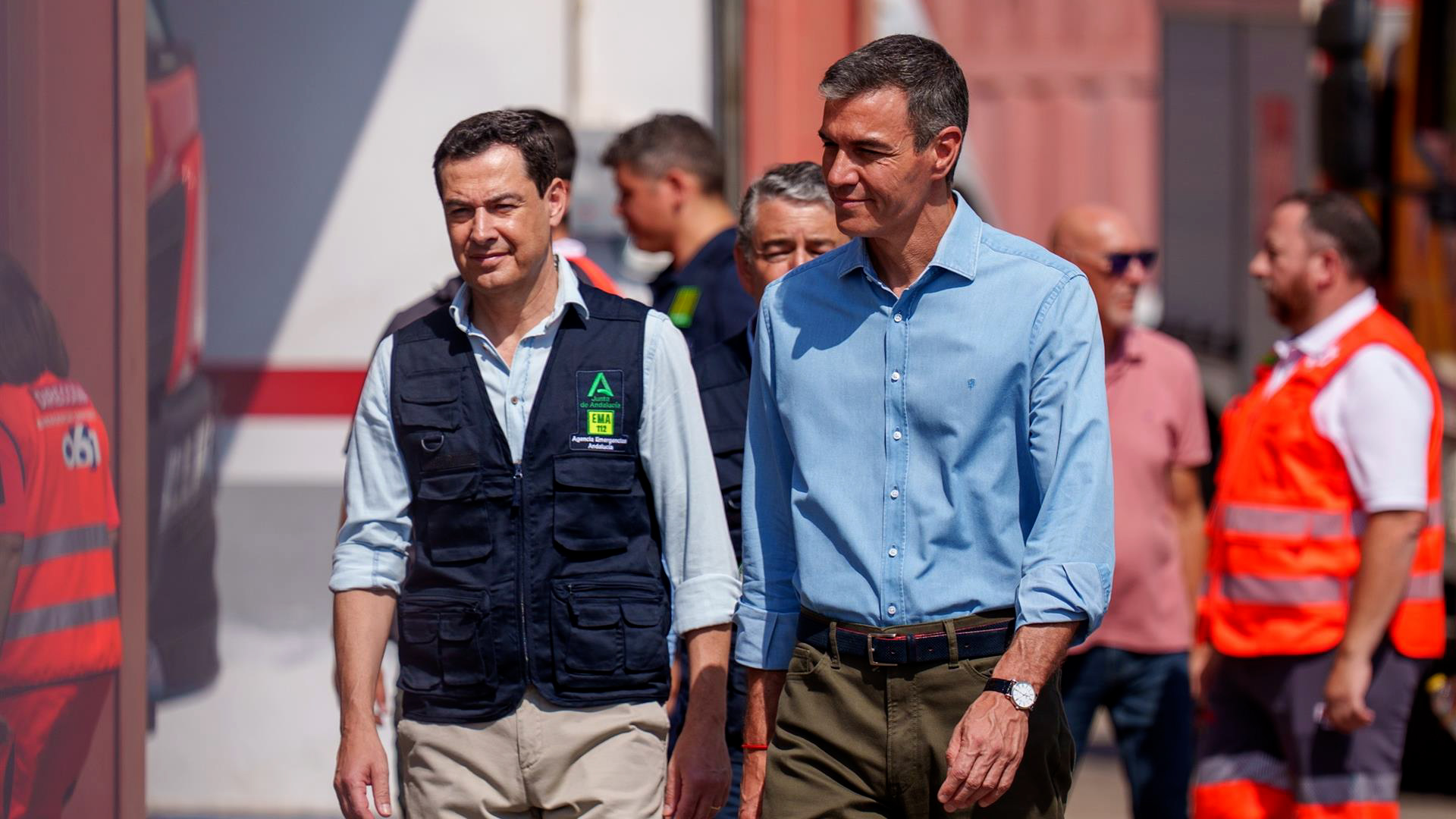 El-presidente-de-la-Junta-de-Andalucia-Juanma-Moreno-y-el-presidente-del-Gobierno-Pedro-Sanchez-en-Turre-Almeria