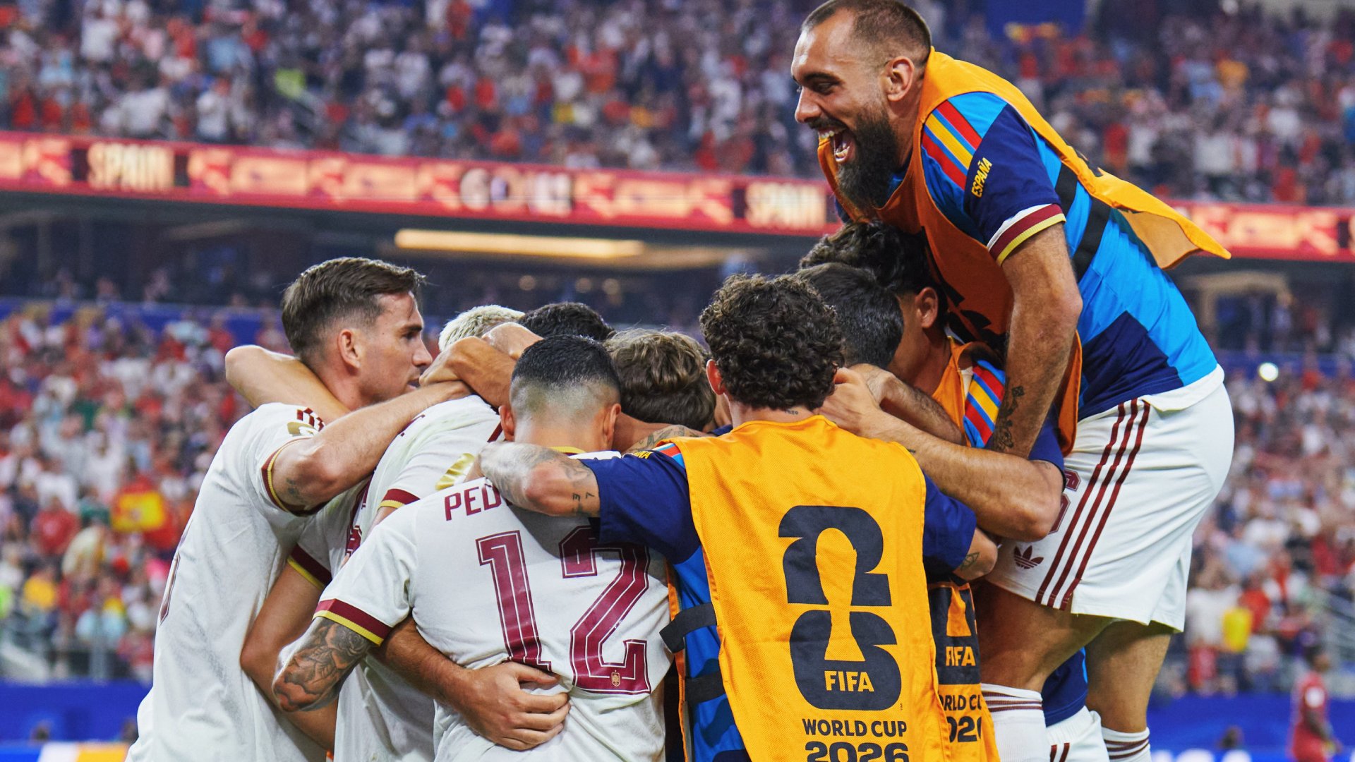 España celebra el gol contra Portugal