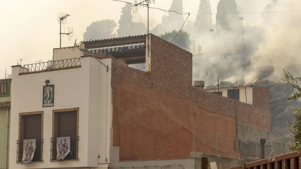 El incendio forestal de Castellón sigue fuera de control y supera las 4.300 hectáreas afectadas