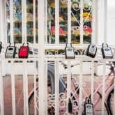 Candados-de-los-apartamentos-turisticos-en-el-centro-de-Sevilla.jpg Candados-de-los-apartamentos-turisticos-en-el-centro-de-Sevilla.jpg