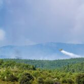 Un-hidroavion-trabaja-en-las-tareas-de-extincion-del-incendio-en-La-Mierla Un-hidroavion-trabaja-en-las-tareas-de-extincion-del-incendio-en-La-Mierla