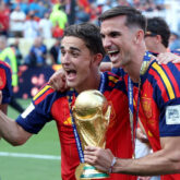 Gavi-y-Fabian-Ruiz-posan-juntos-con-el-trofeo-de-la-Copa-del-Mundo