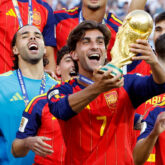 Los-jugadores-de-Espana-posan-con-el-trofeo-de-la-Copa-del-Mundo
