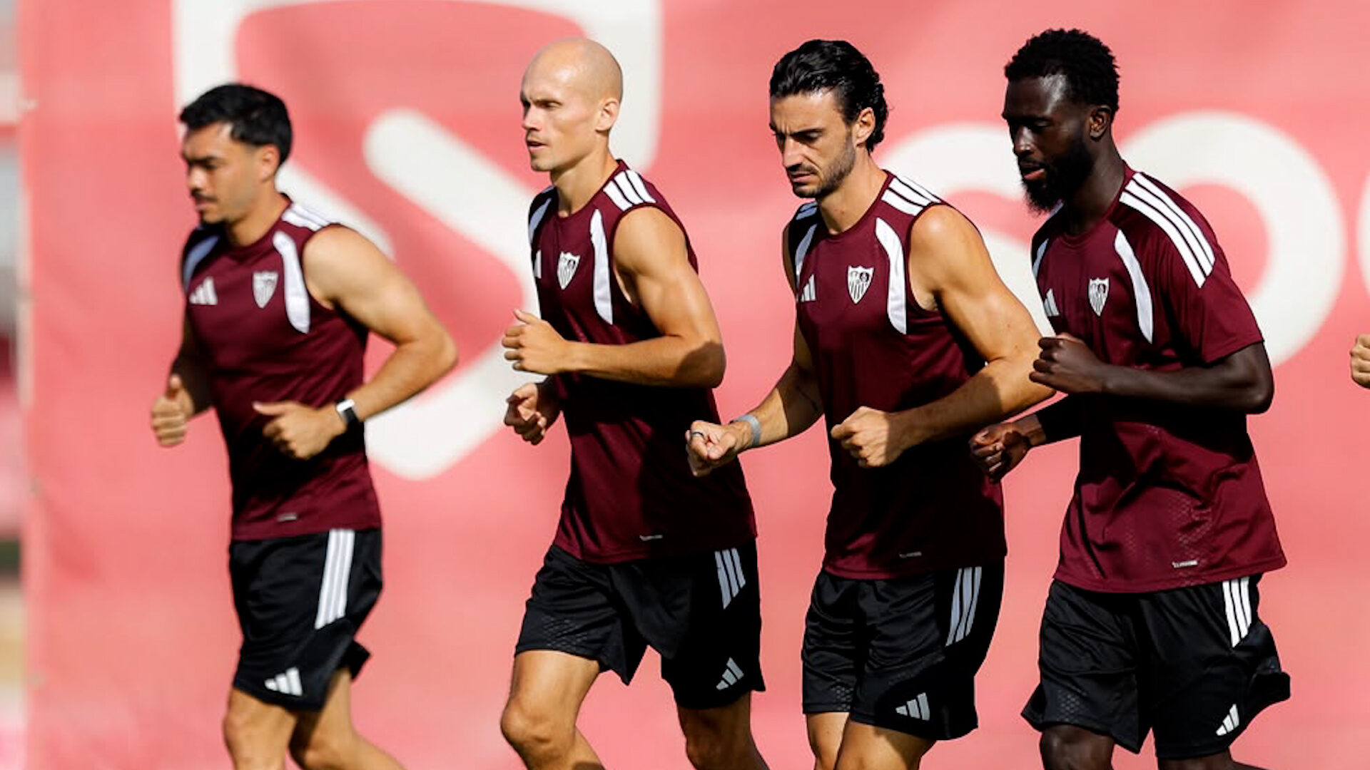 Los-juagdores-de-la-plantilla-sevillista-entrenando-bajo-las-ordenes-de-Garcia-Plaza