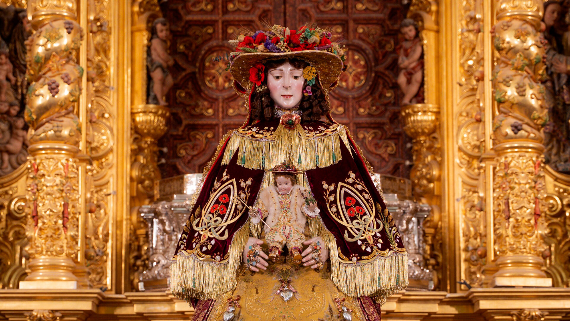 La-Virgen-del-Rocio-amanece-vestida-de-pastora-para-la-Venida-a-Almonte