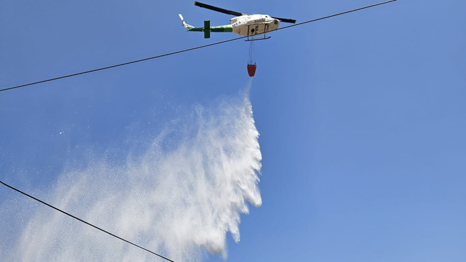 helicoptero-echando-agua-zona
