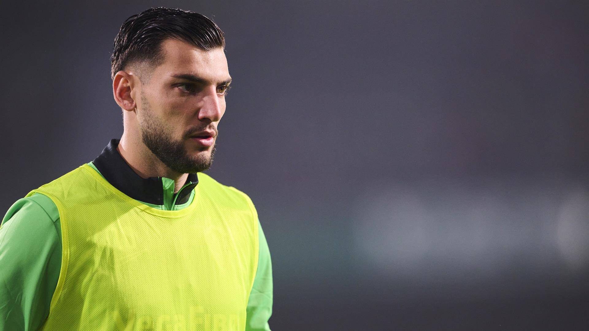Rafa Mir durante un calentamiento con el Elche CF