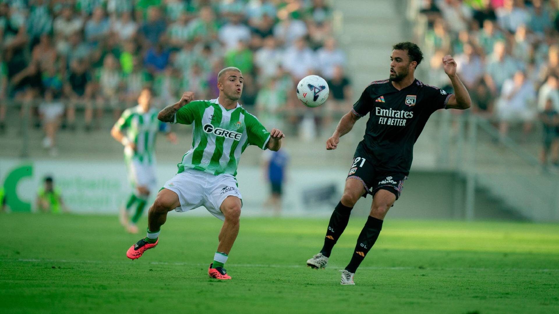 El Betis arrolla al Olympique de Lyon