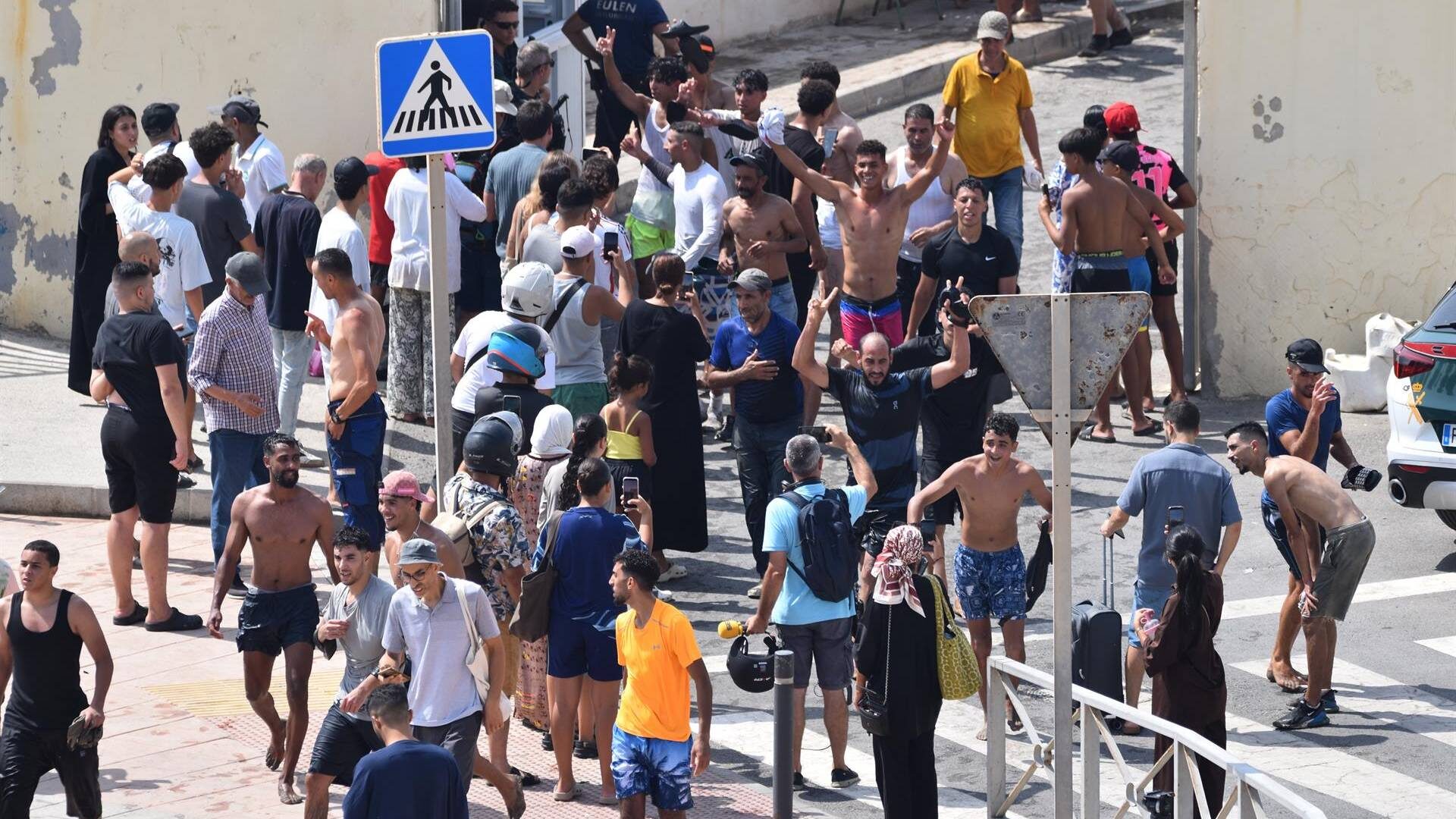 Cientos de migrantes entrando a Ceuta de manera irregular