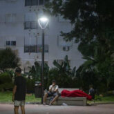 jovenes-durmiendo-bancos-centro-ceuta