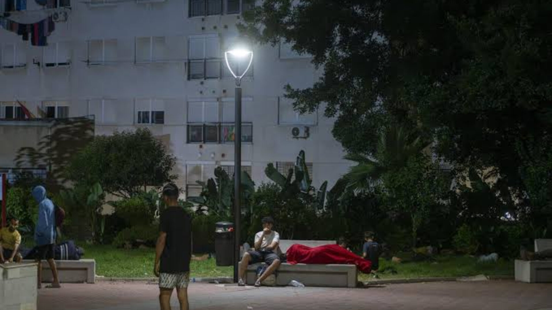 jovenes-durmiendo-bancos-centro-ceuta