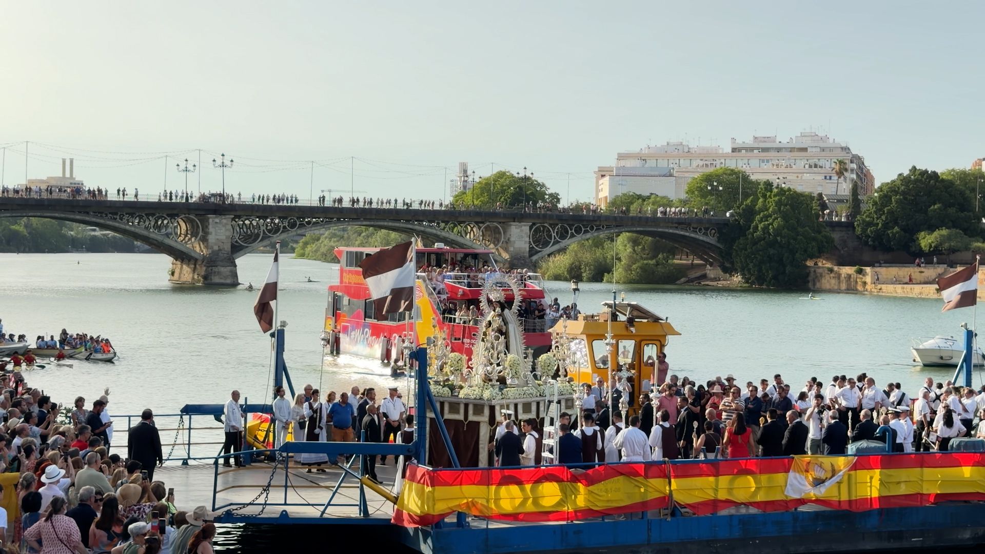 Triana, el Guadalquivir y el centro de Sevilla se vuelcan con la Virgen del Carmen