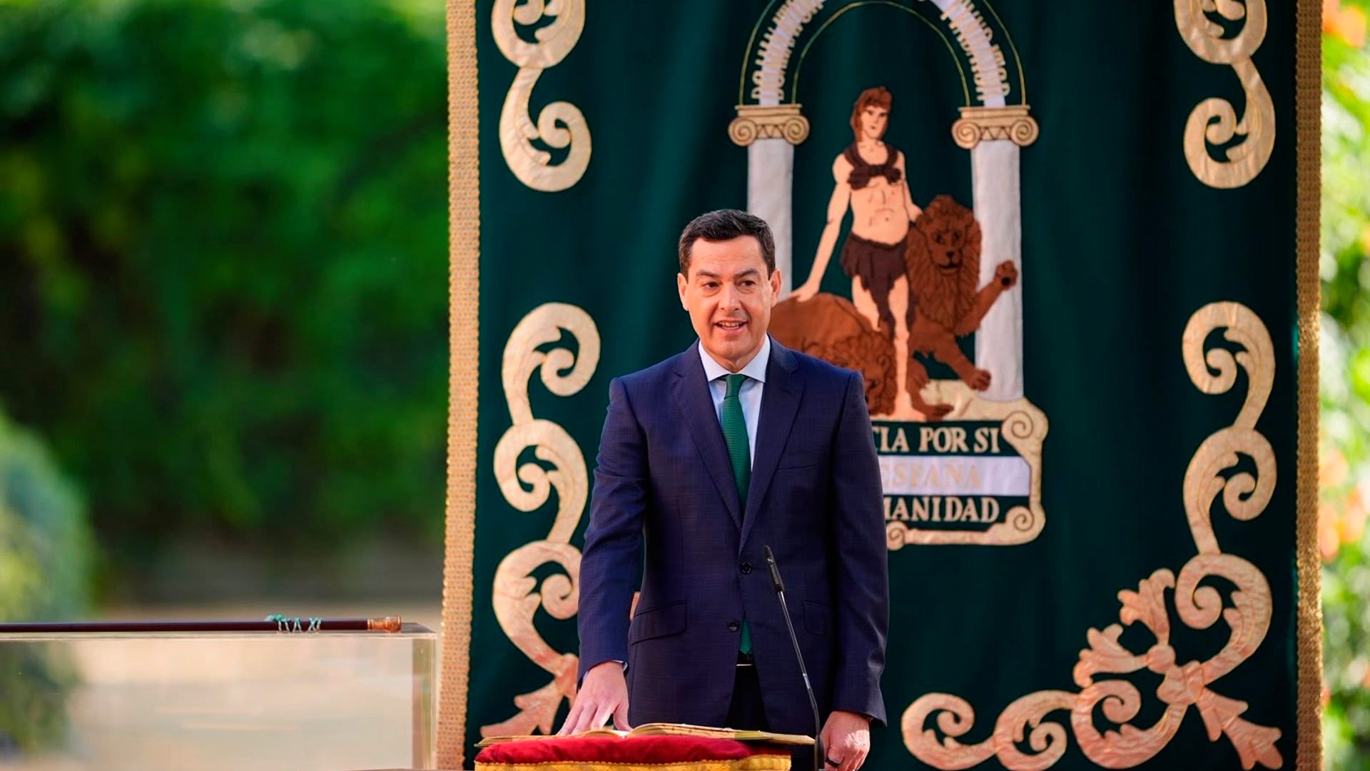 Juanma Moreno se acuerda de los que ya no están: «Hoy echamos de menos a Villamandos y a Javier Imbroda»