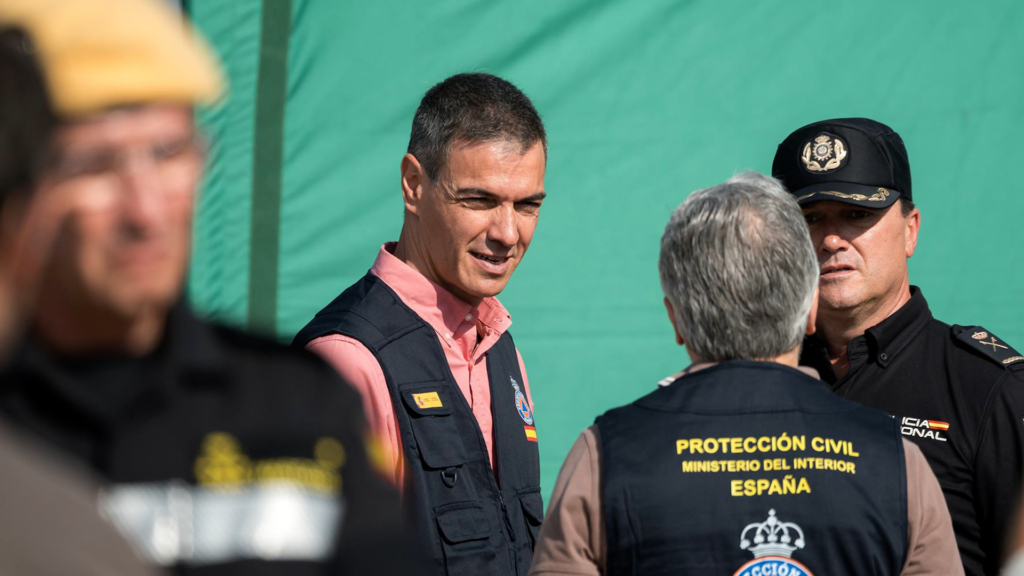 Sánchez percibe la evolución de los incendios en Ávila y Madrid como «favorables» pero afirma que «quedan una horas complejas»