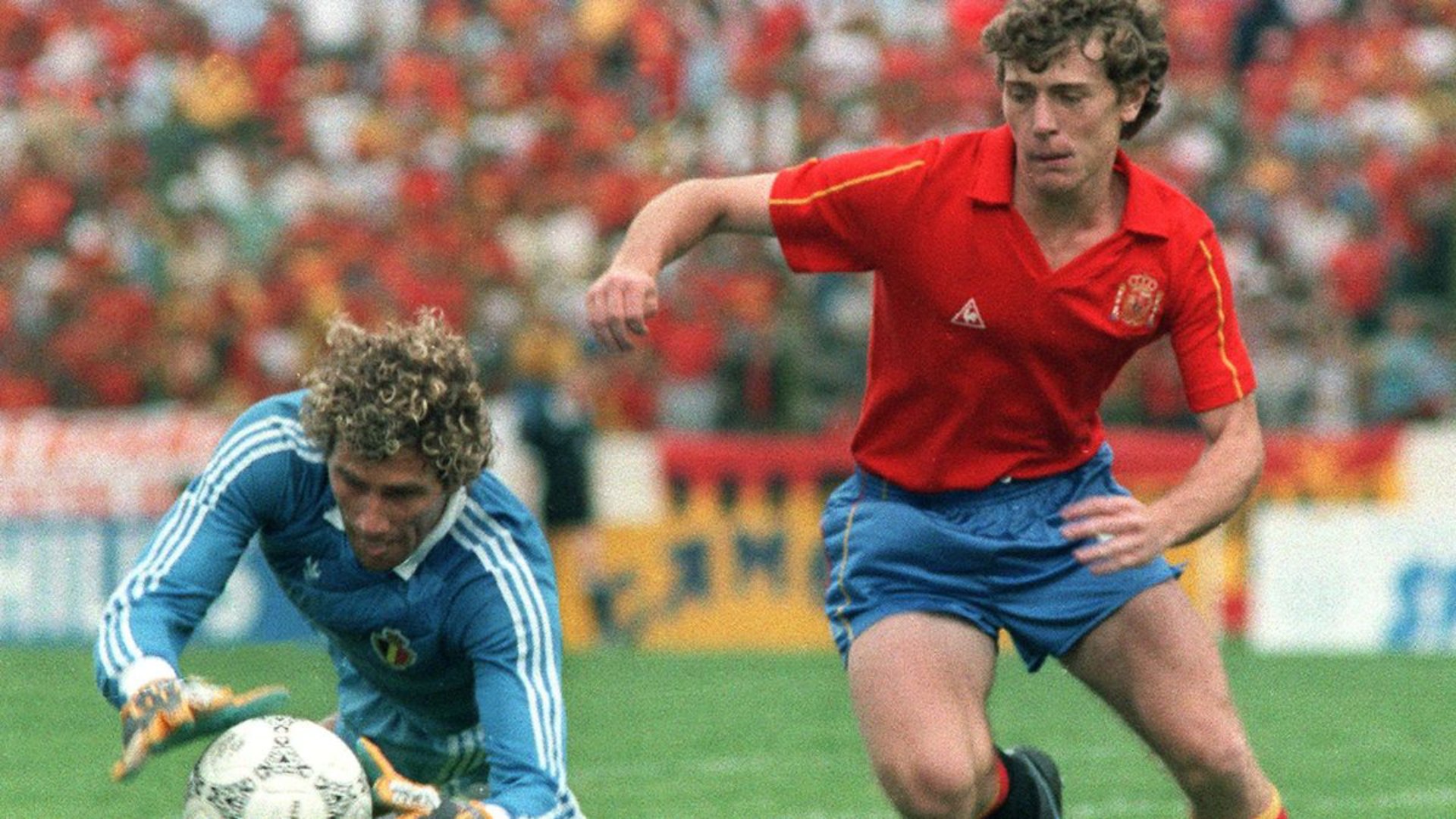 Pfaff, portero de Bélgica, evita un gol de Butragueño