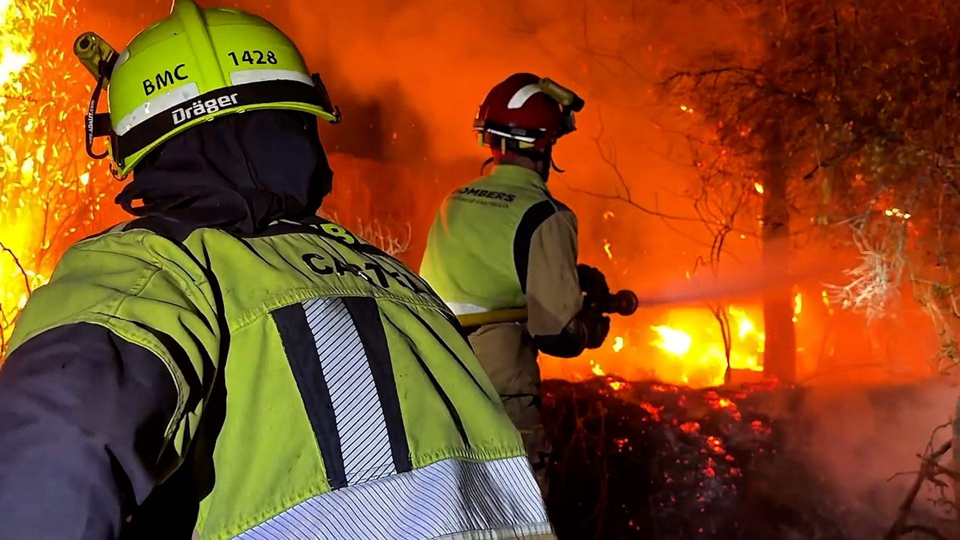 Un incendio en Castellón obliga a movilizar alrededor de 300 efectivos y a desalojar a los vecinos de la zona