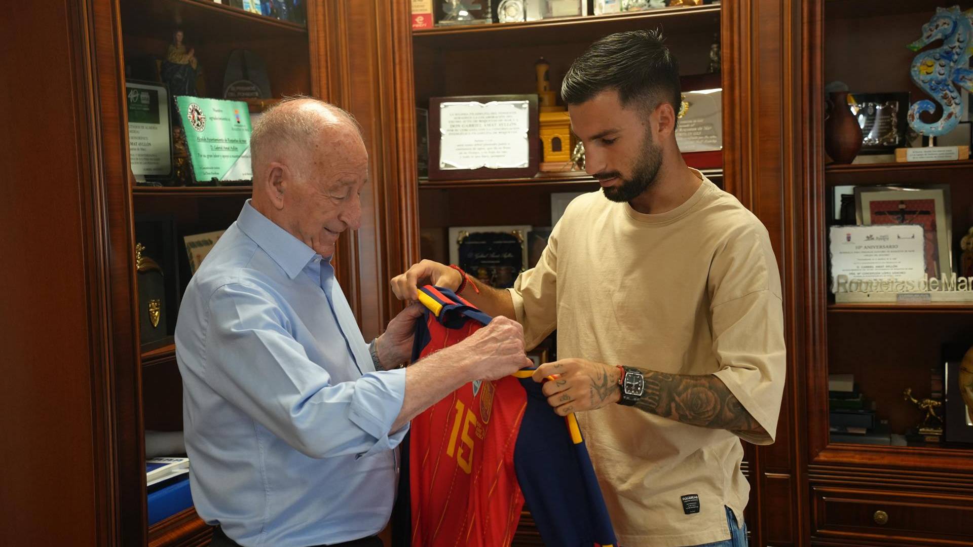 Álex Baena, el orgullo de Roquetas de Mar: «Si no llevo bandera de mi pueblo, algo me falta»