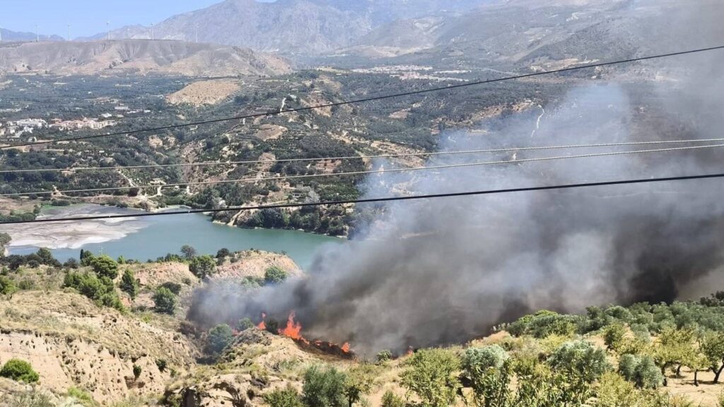 Granada respira: el incendio de Pinos del Valle queda estabilizado tras siete horas y los desalojados vuelven a casa