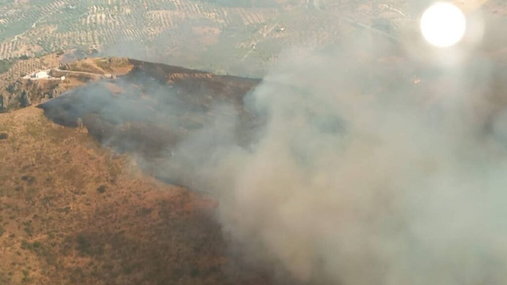 Estabilizado un  nuevo incendio en Málaga: los bomberos frenan las llamas en el paraje Cerro del Águila de Colmenar
