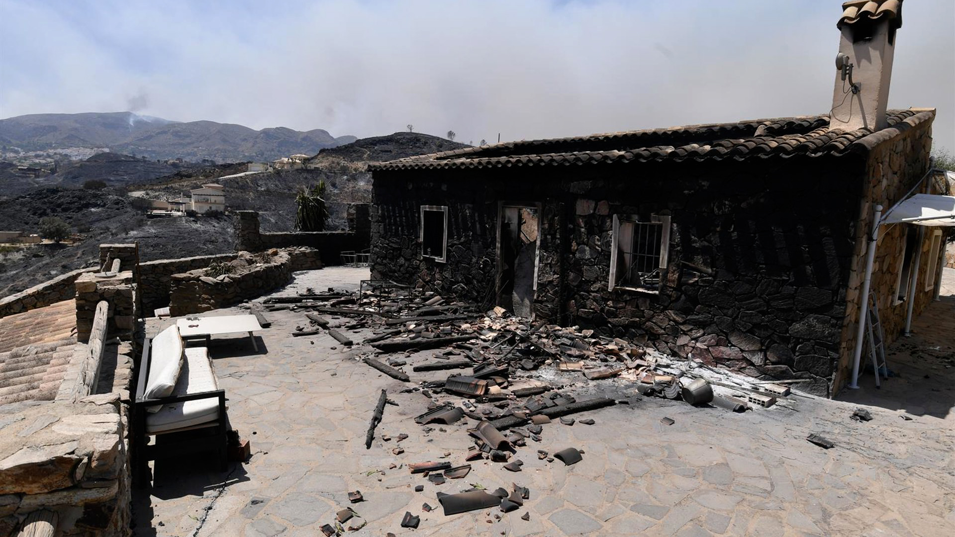 Una-casa-calcinada-en-el-incendio-en-Los-Gallardos
