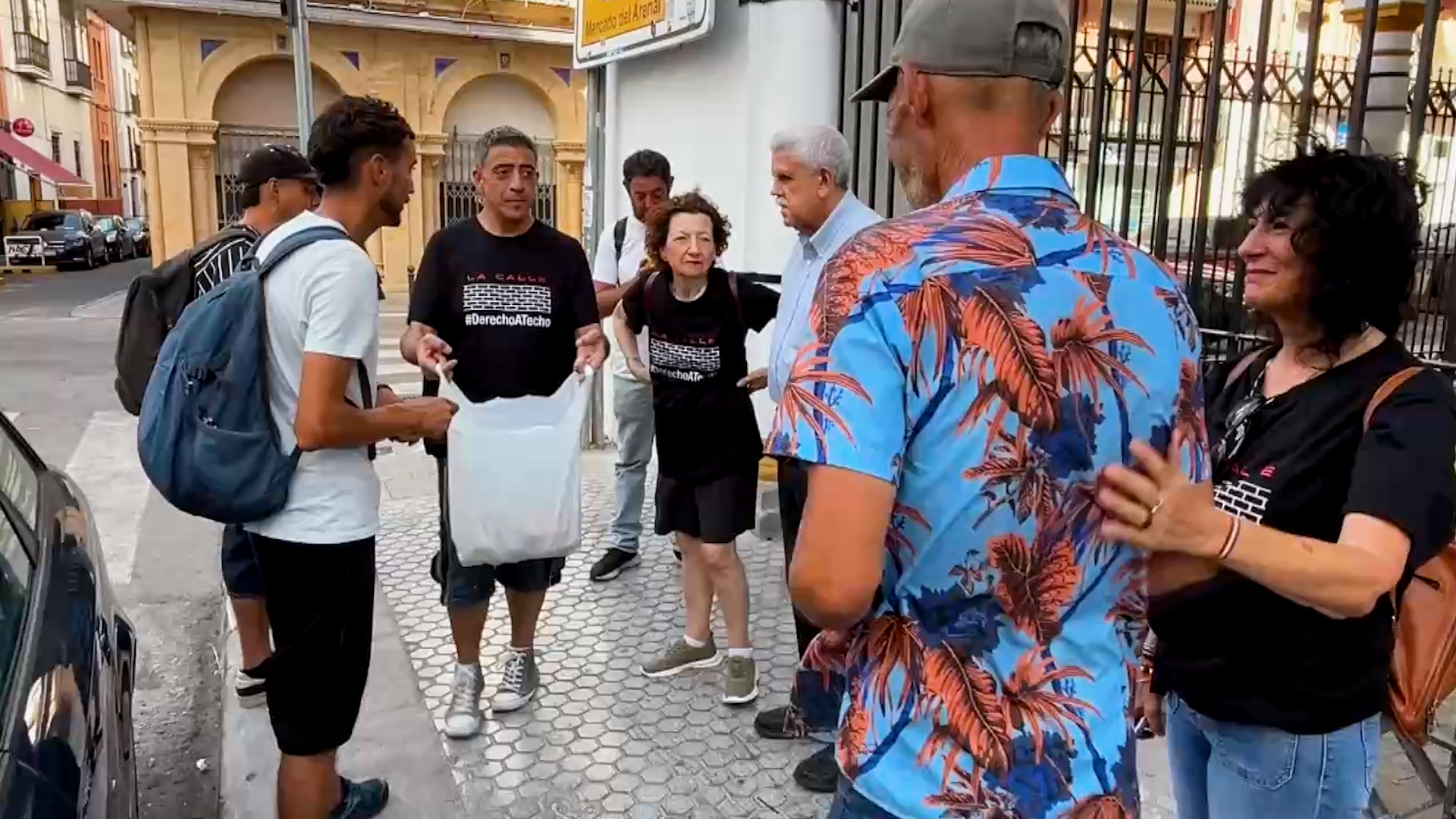 La dura realidad de vivir en la calle a 40º grados en Sevilla: «Los cartones duelen mucho»