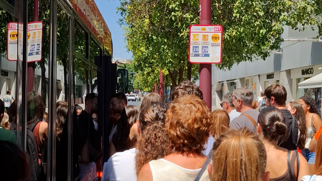 Las largas esperas del autobús en Sevilla por el plan de verano que disminuye las frecuencias