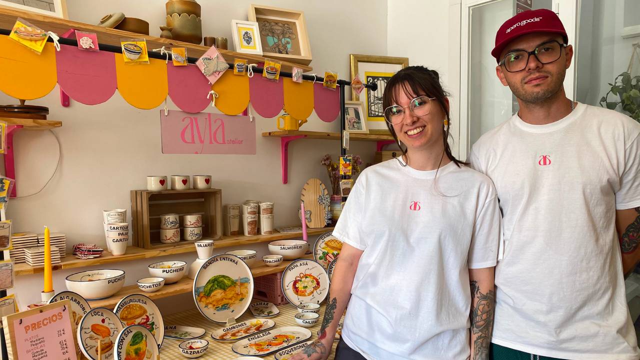 Ayla Atelier representa la gastronomía malagueña en una vajilla de cerámica: «Te lleva a recuerdos de tu infancia»