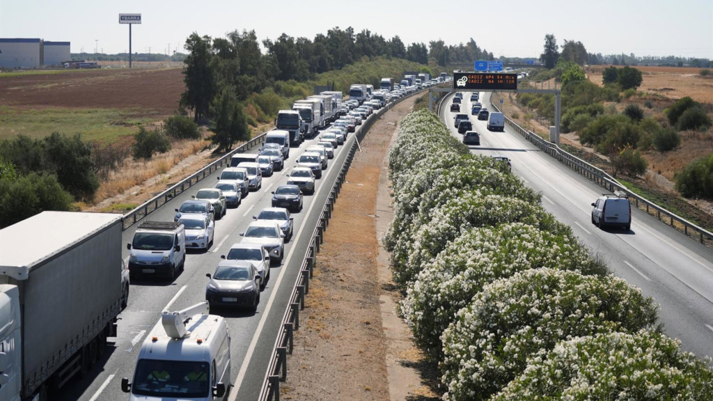 Carreteras en verano: se amplía a casi 7 kilómetros el uso del arcén en la AP-4 sentido Cádiz los fines de semana
