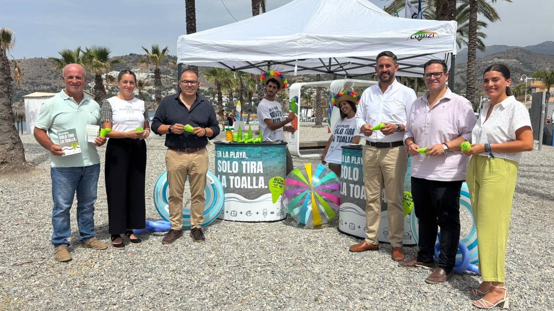 La Costa Tropical de Granada se une para pedir limpieza en verano: «En la playa solo tira la toalla»