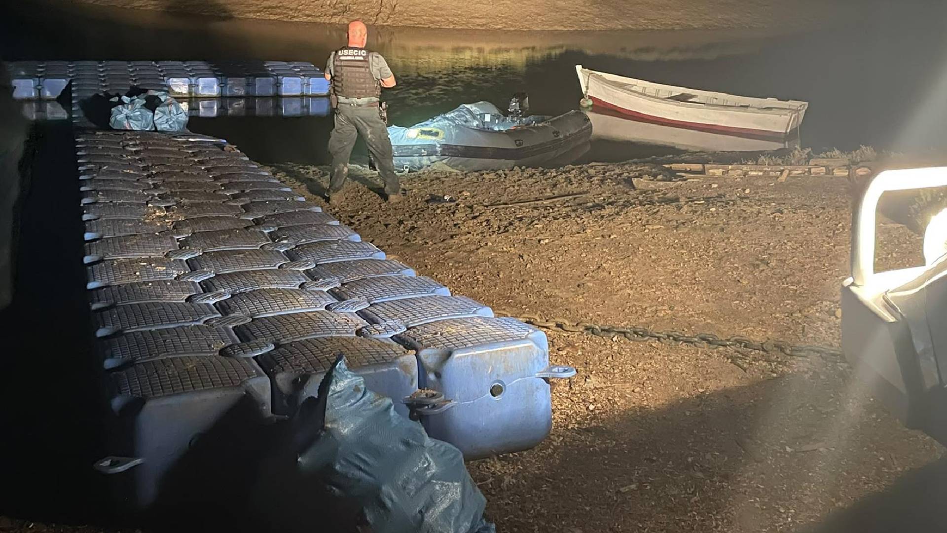 Cuatro detenidos cuando pretendían alijar más de 900 kilos de hachís en la costa de Chiclana