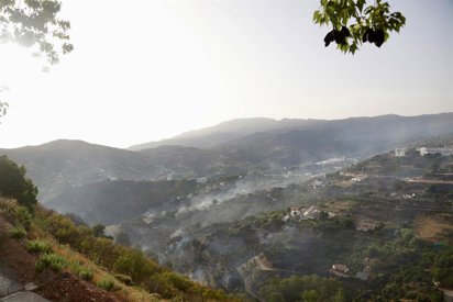 El incendio de Árchez evoluciona favorablemente: regresan los desalojados mientras INFOCA asegura el perímetro