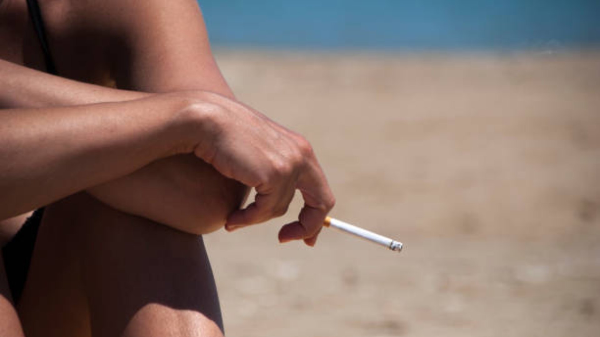 El Gobierno de España prohíbe fumar en playas y piscinas: así es la nueva ley antitabaco
