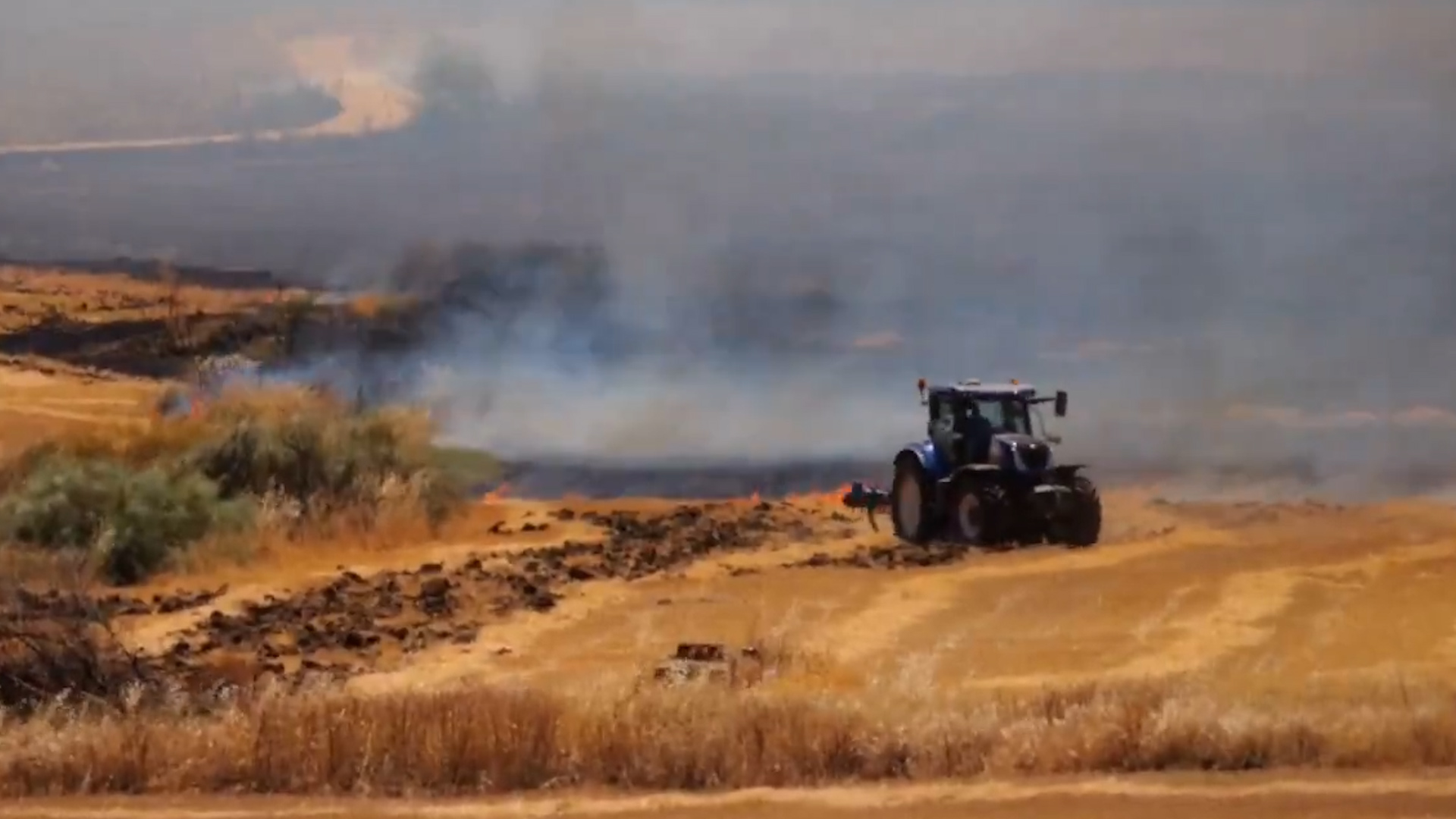 La heroica actuación de un agricultor para hacer un costafuegos con un tractor en el incendio de Guillena
