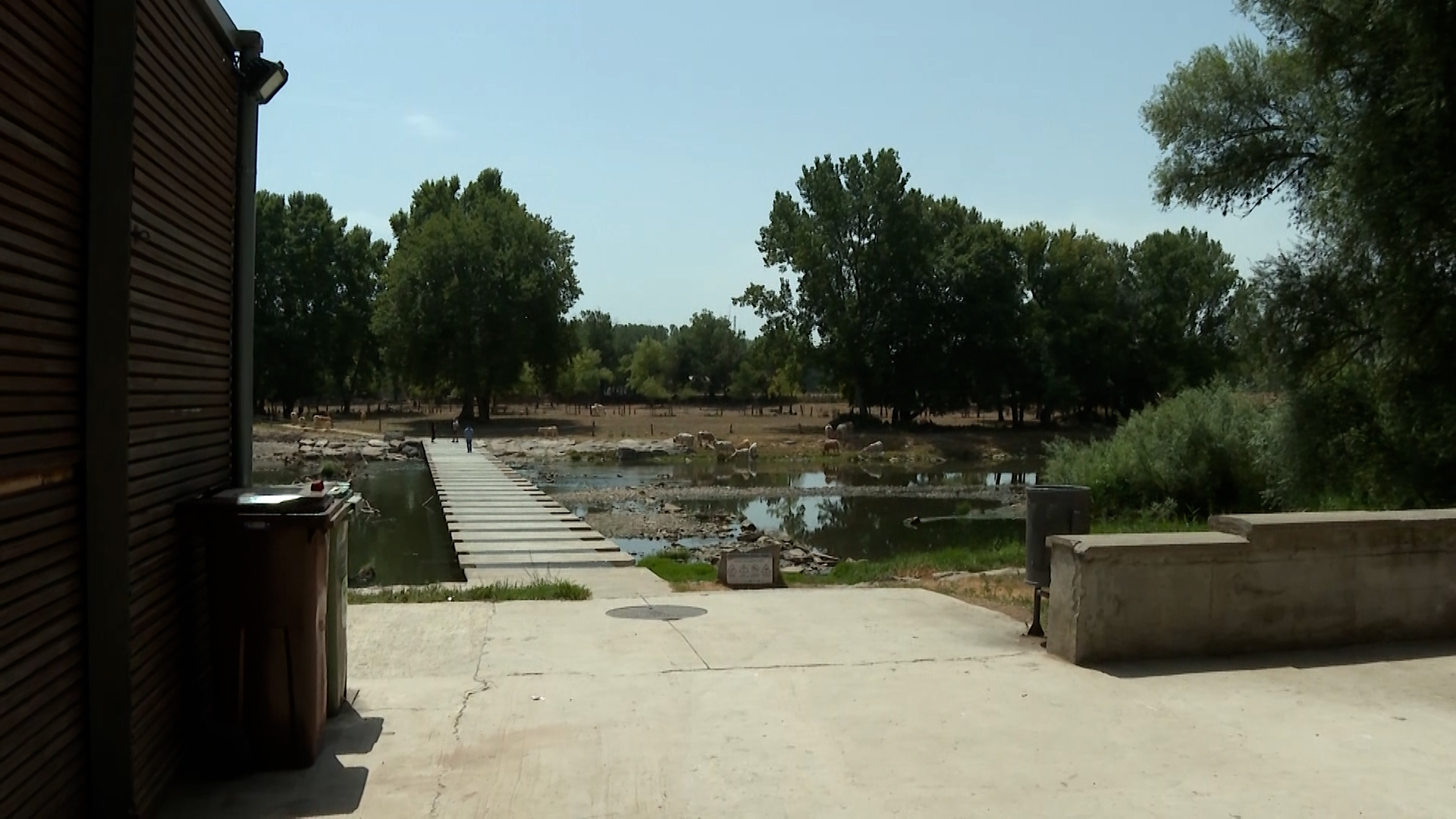 Tragedia en un pueblo de Barcelona: hallan muertos a dos gemelos de 11 años en un río que salieron a jugar al fútbol